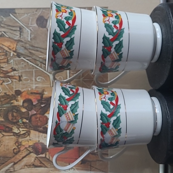 ROYAL MAJESTIC FINE CHINA 'CHRISTMAS EVE' TEA CUPS SET OF 4 - Picture 1 of 7